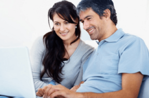 Tips para enamorar a un hombre-pareja con laptop